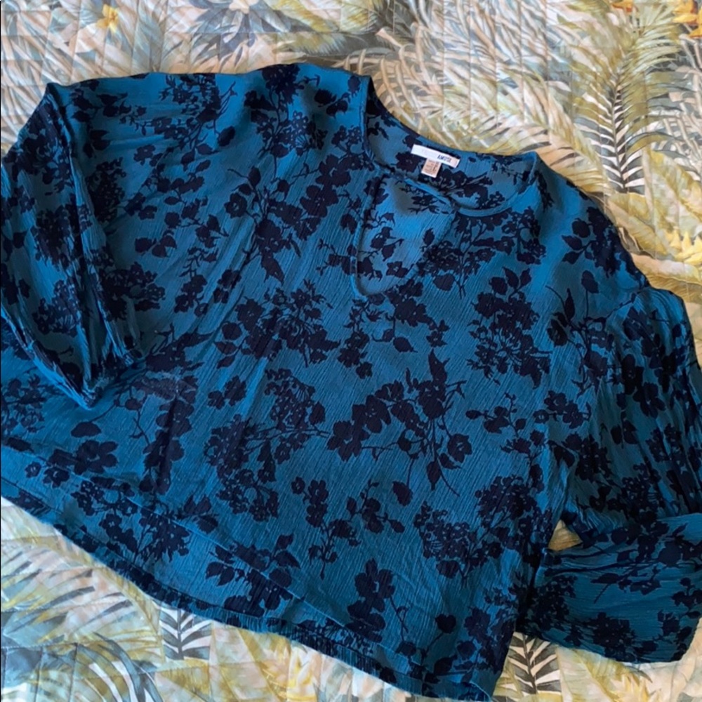 Floral Keyhole Front Top